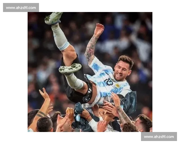 梅西读秒吊射击中横梁 詹俊盛赞：这就是超能力！